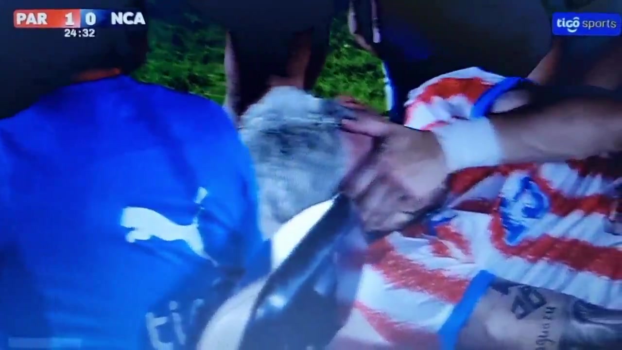 足球-距世界杯首战仅一周,巴拉圭国脚恩西索友谊赛受伤捂脸落泪